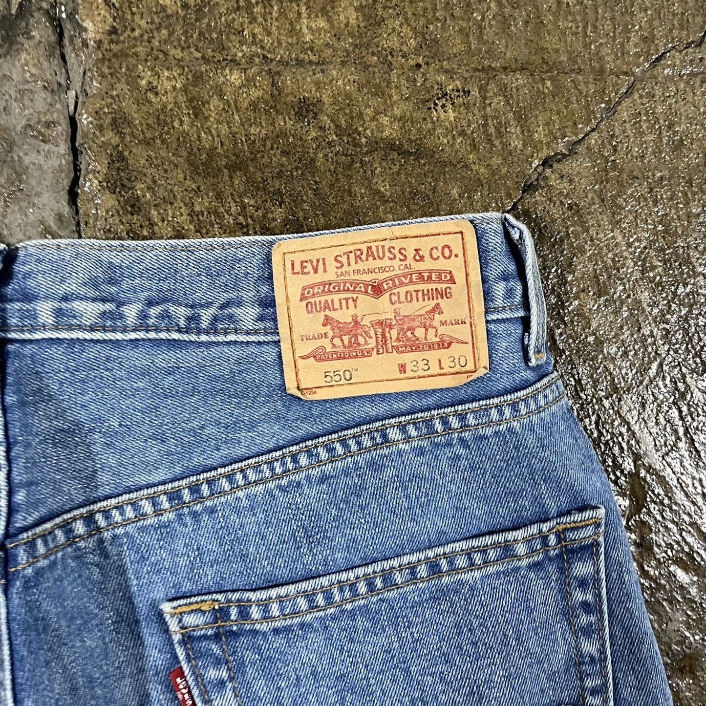 Vintage Y2K Levi's 550 Faded Essential Jeans (33)