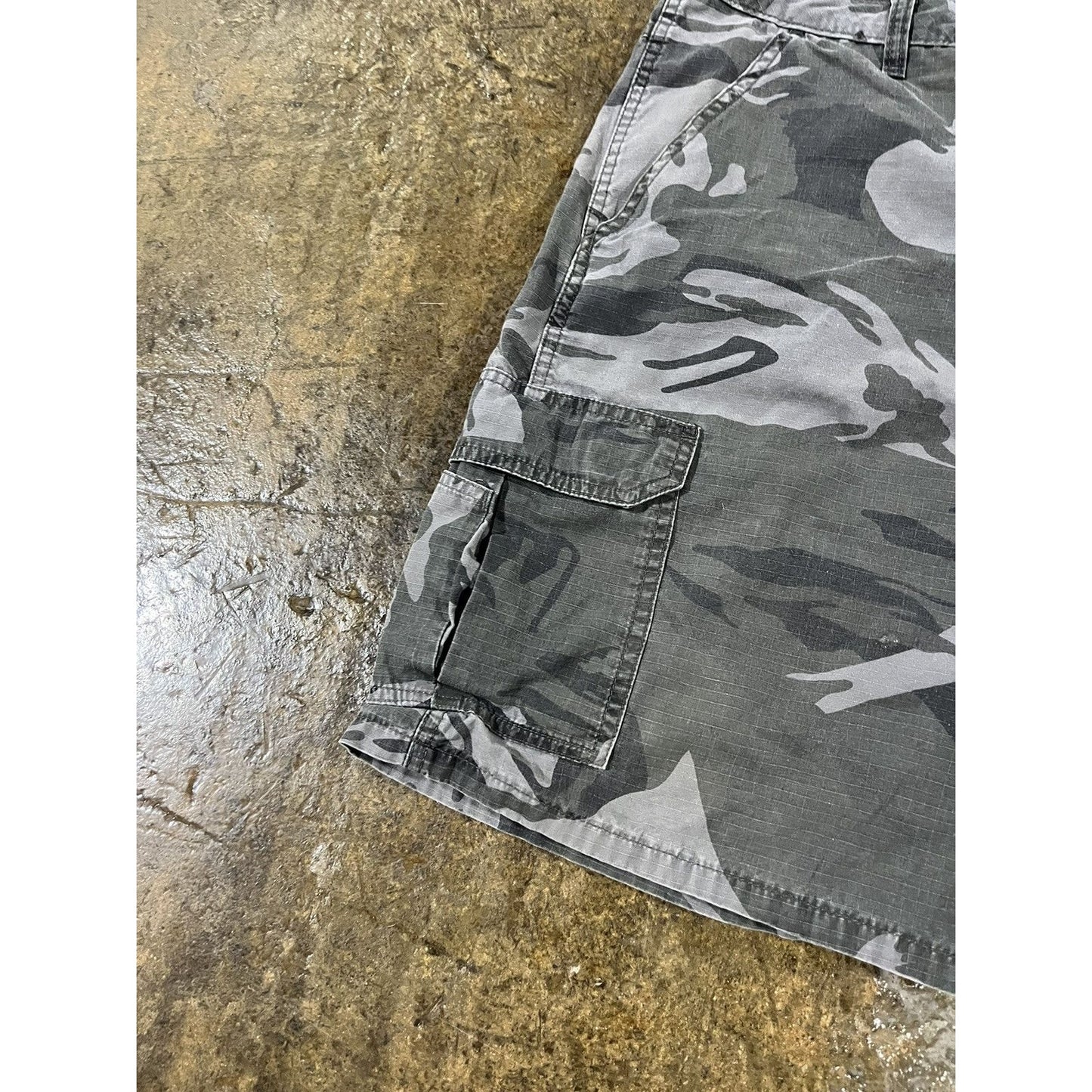 Vintage Y2K Camo Wrangler Cargo Shorts (36)