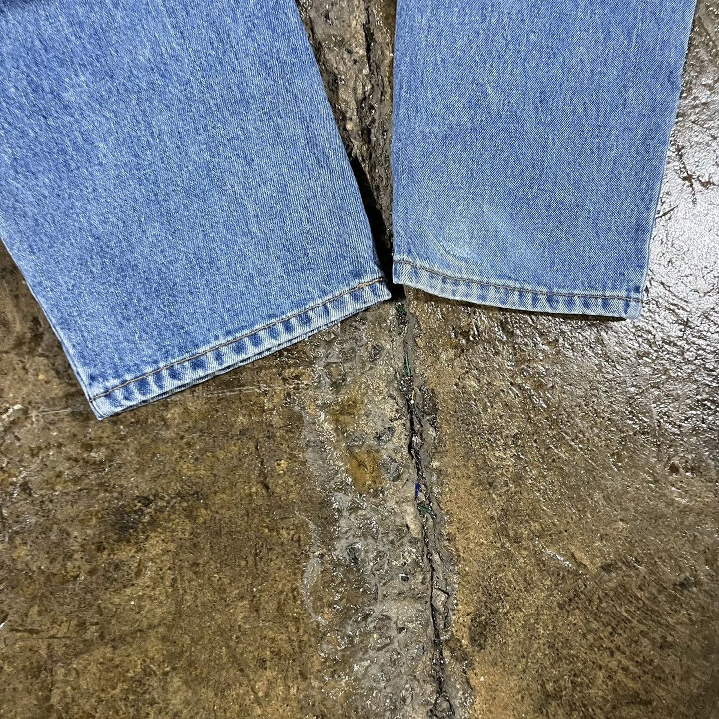 Vintage Y2K Levi's 550 Faded Essential Jeans (33)