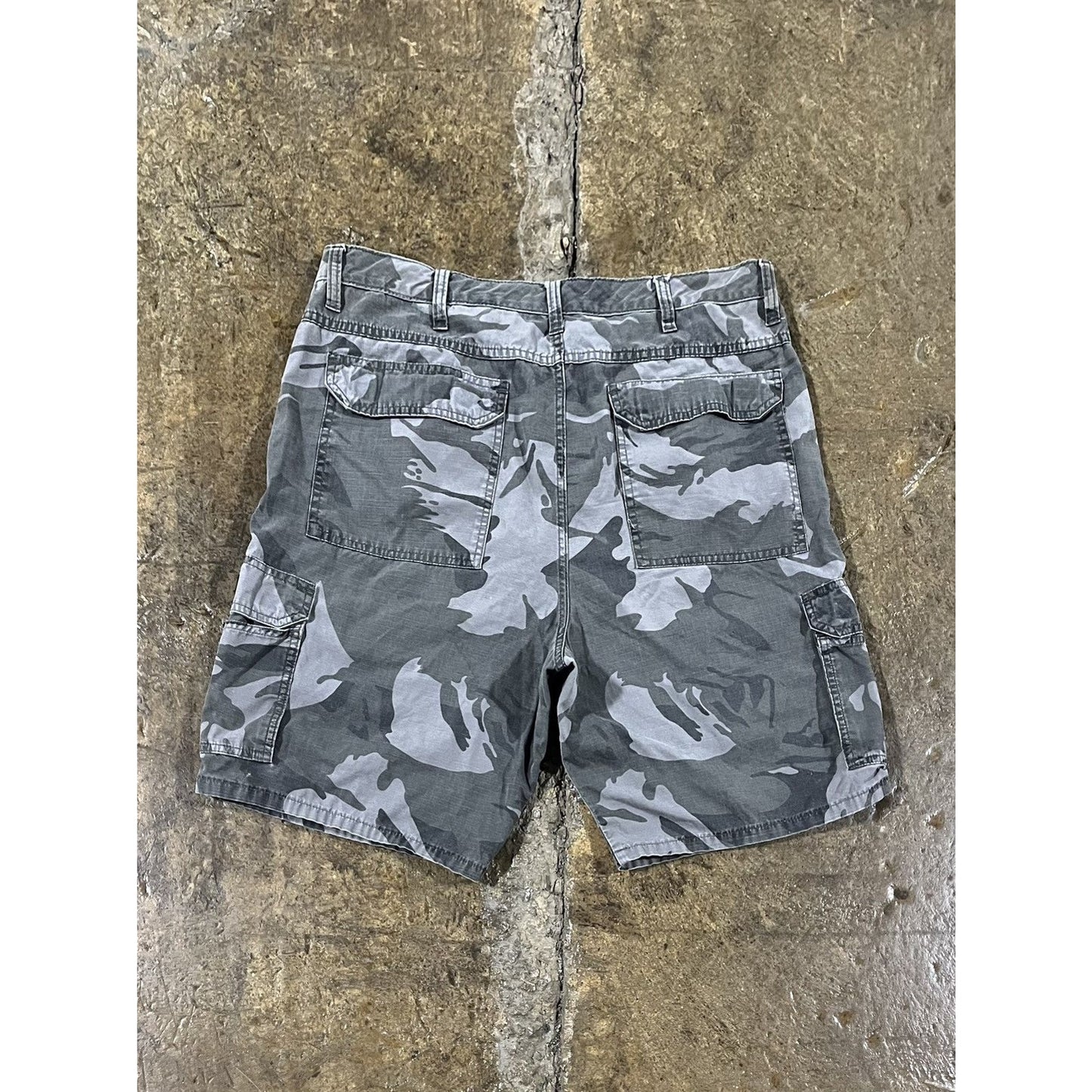 Vintage Y2K Camo Wrangler Cargo Shorts (36)