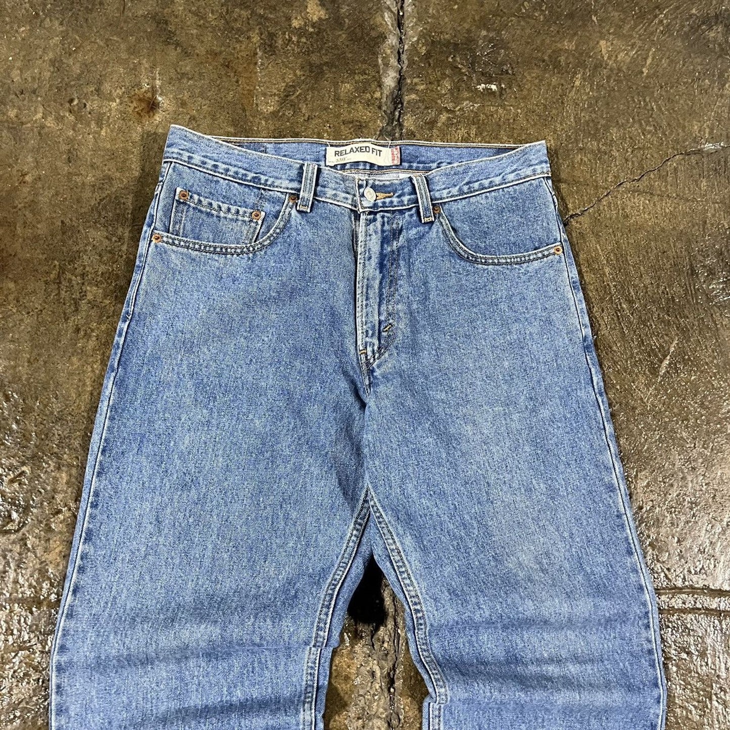 Vintage Y2K Levi's 550 Faded Essential Jeans (33)