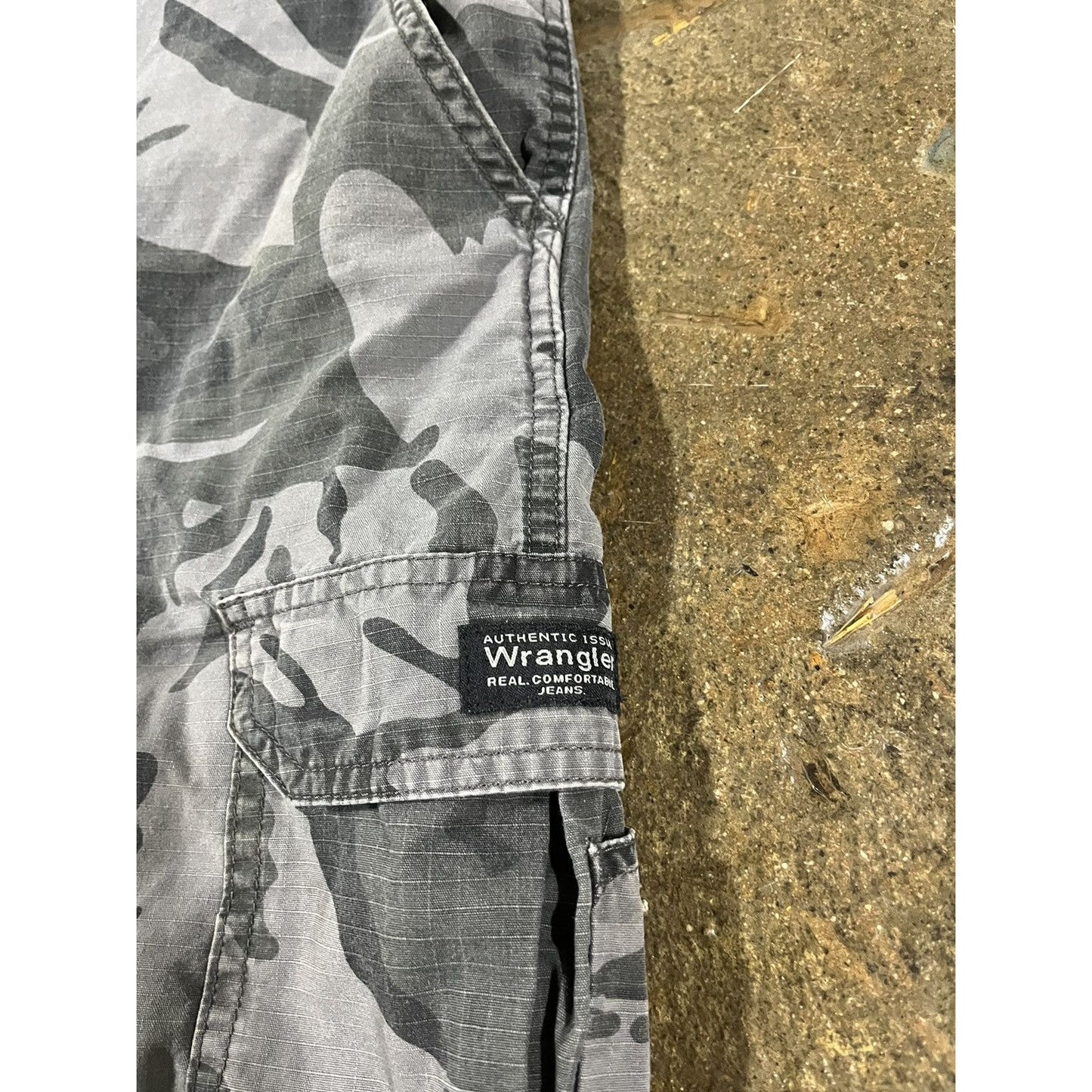 Vintage Y2K Camo Wrangler Cargo Shorts (36)