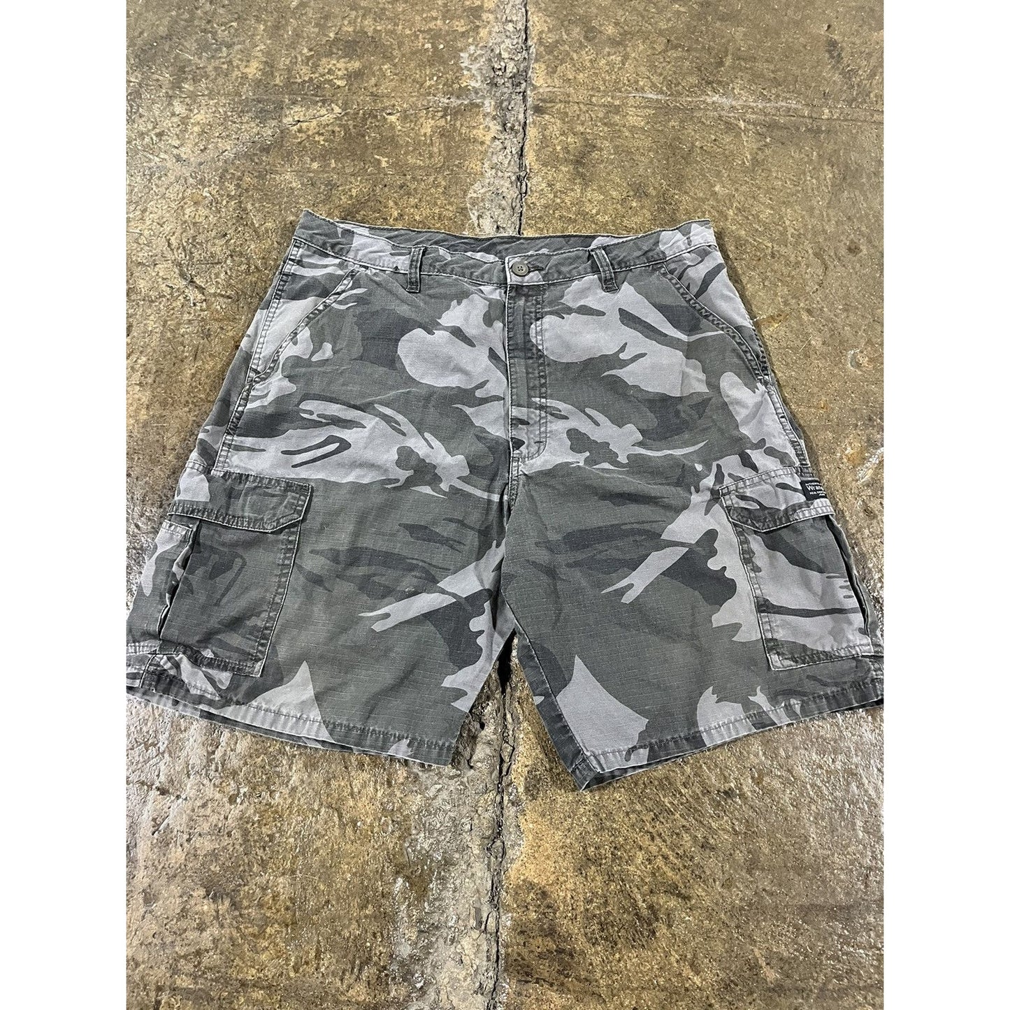 Vintage Y2K Camo Wrangler Cargo Shorts (36)