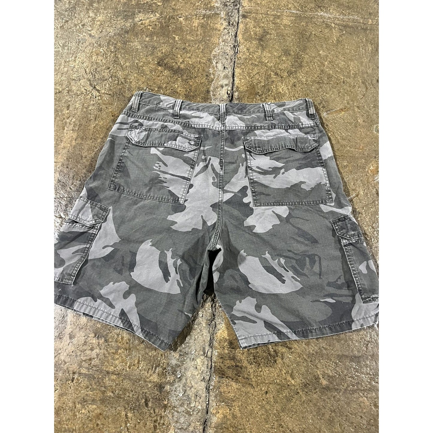 Vintage Y2K Camo Wrangler Cargo Shorts (36)